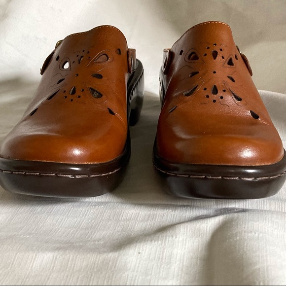 Naturalizer Rozner Cognac Perforated Leather Clogs Like New - Picture 8 of 14